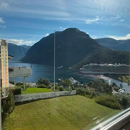 House With The View *
