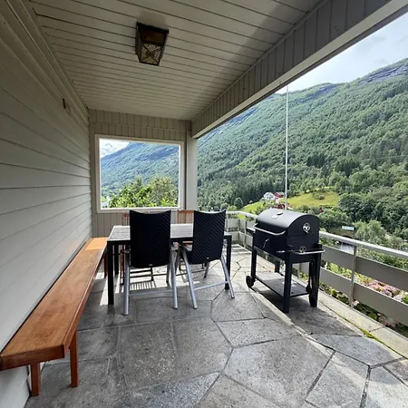 House With The View 헬레실트